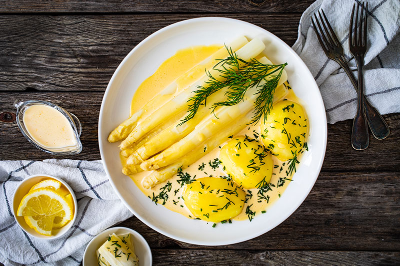 Spargel Rezept mit Zitronen-Hollandaise und neuen Kartoffeln